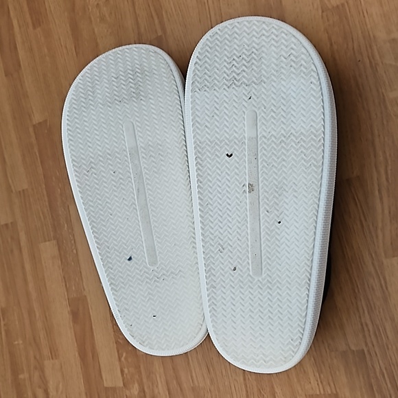 Slippers - Picture 5 of 11